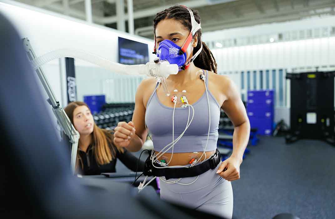 female athlete on treadmill with oxygen mask during an assessment